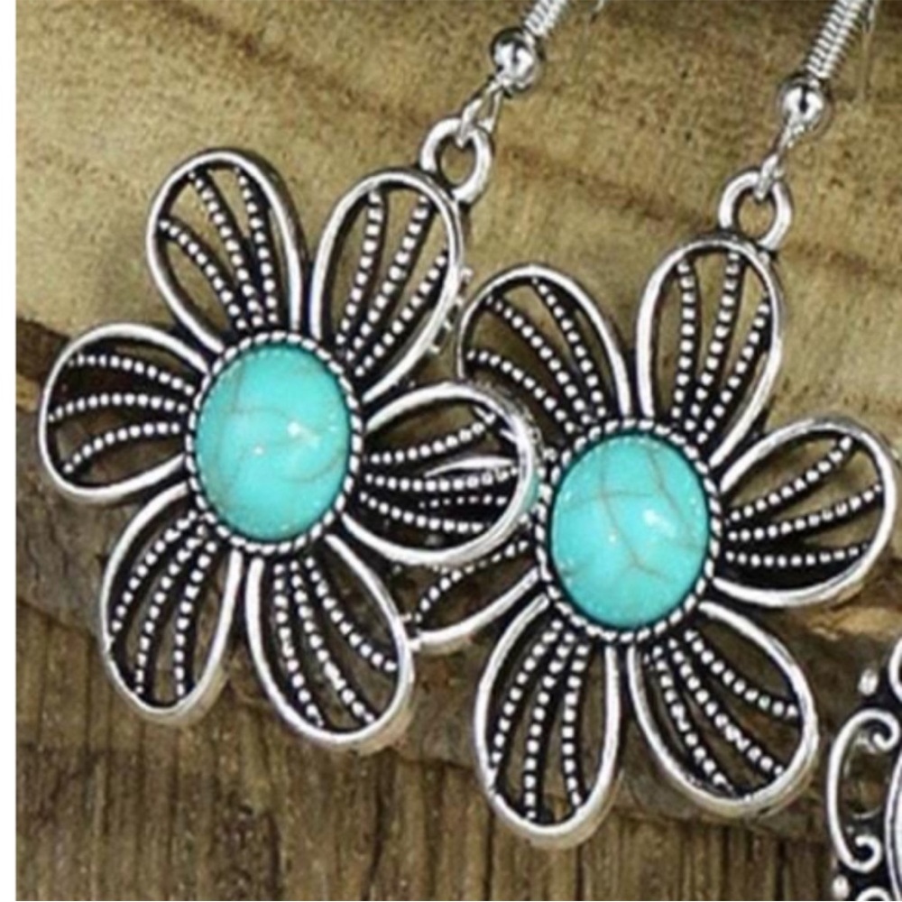 Vintage Inspired Daisy
Turquoise Dangle Hanging Earrings New